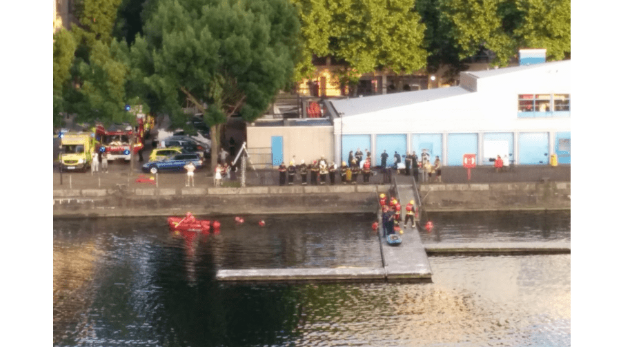 Photo of the rescue operation in Greenland Dock (Credit: Sara Bandali)