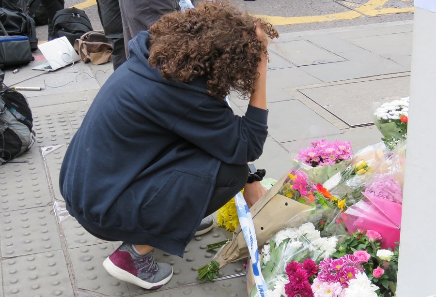 A woman leaves tributes to London Bridge terror attack victims (Chiara Giordano)