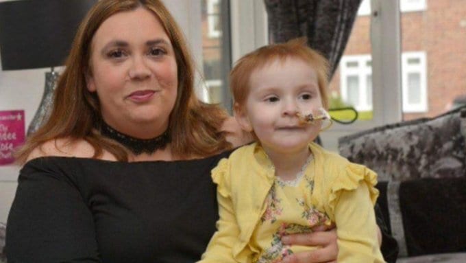 Mum Nicola with her daughter with Isla, who is battling neuroblastoma