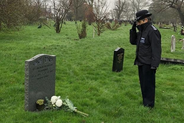 Commissioner Cressida Dick lays flowers at PC Hammond's grave
