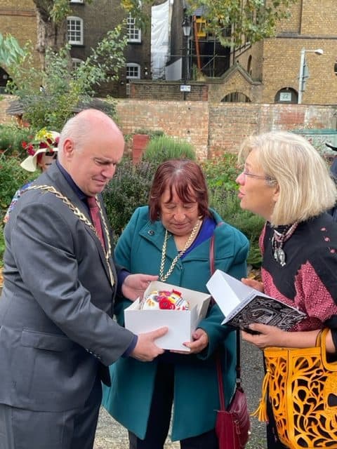 The Mayor of Southwark presenting the ambassador with a day of the dead-themed cake