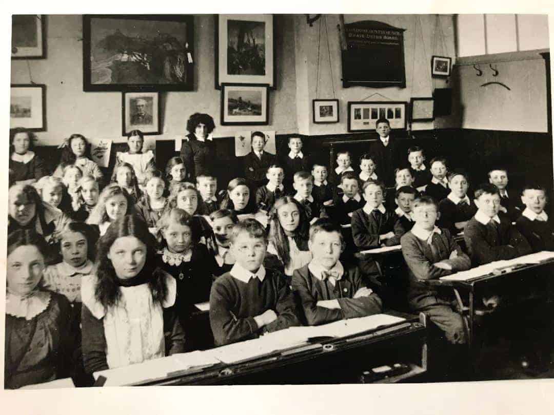 A class at St Johns School in Walworth in 1910
