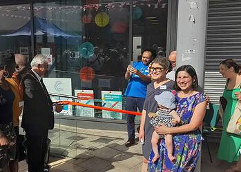 Southwark mayor Cllr Sunil Chopra cutting the ribbon next to Anood Al-Samerai