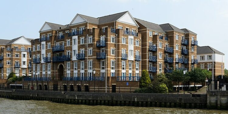 Blenheim Court, Rotherhithe, as seen from the Thames, London. Credit: King of Hearts (Creative Commons)