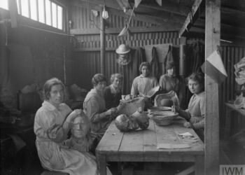 People making papier-mache heads for use in the trenches in WWI. Image: Imperial War Museum