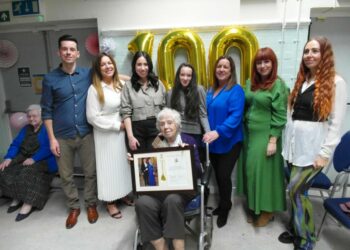 Doll marks 100 years of life surrounded by her family.