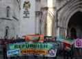 Protesters joined Aysen outside the Royal Courts of Justice. (Luisa Le Voguer Couyet/PILC)