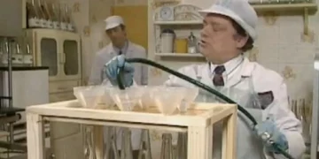 Del Boy bottles his spring water in Only Fools and Horses. Image- BBC
