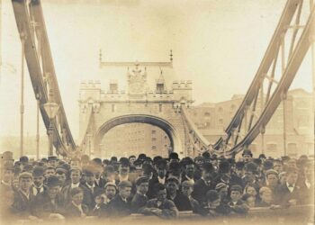 One of the photos 
depicting workers on the new bridge, 1894.