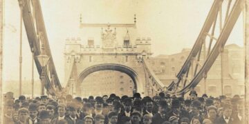 One of the photos 
depicting workers on the new bridge, 1894.