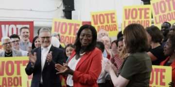Miatta Fahnbulleh (C) alongside former Prime Minister Sir Keir Starmer (L)