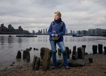 Lara Maiklem (mudlark)
Image courtesy of Southwark Cathedral