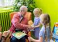 Sir Michael Morpurgo with the children at Goodrich Primary School (credit: ABC Book Club)
