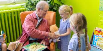 Sir Michael Morpurgo with the children at Goodrich Primary School (credit: ABC Book Club)