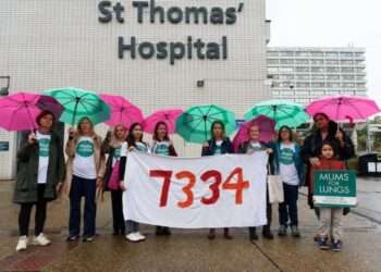 Mums for Lungs campaigners outside St Thomas' hospital